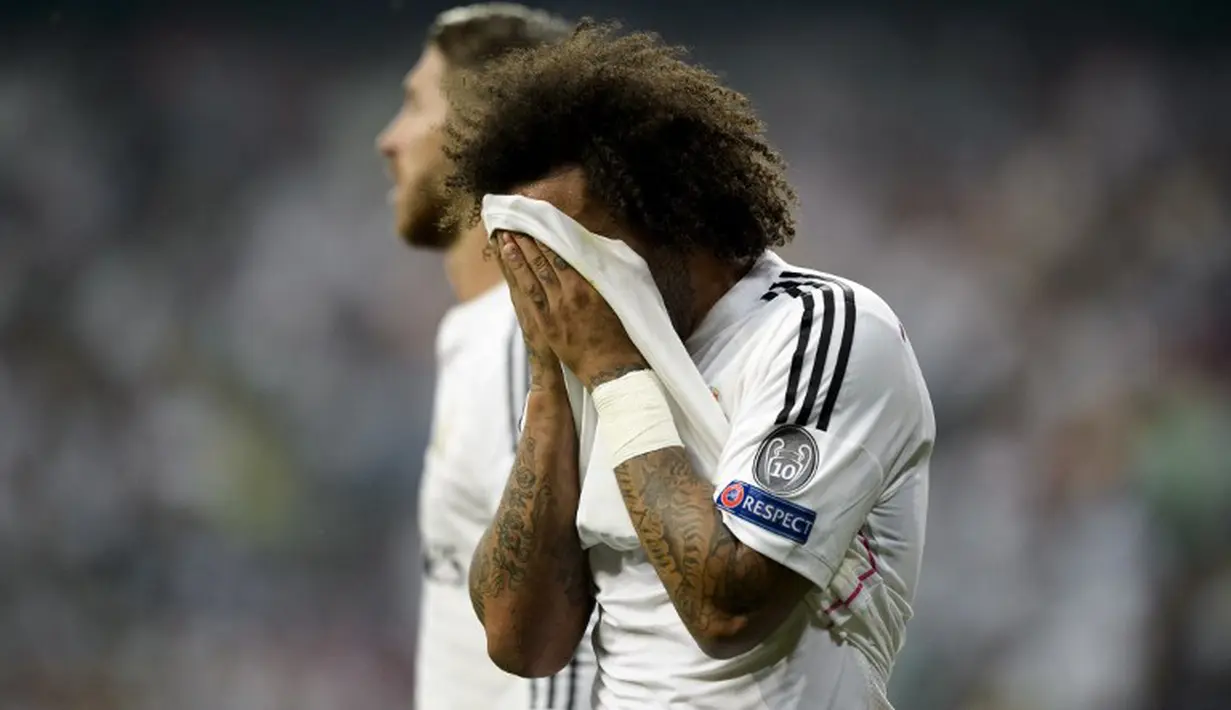 Marcelo tak kuasa menahan airmatanya saat Madrid kalah di Semi Final Liga Champions, Santiago Bernabeu, Spanyol, Kamis (14/5/2015). Madrid kalah oleh Juventus dengan agregat  3-2. (AFP Photo/ Dani Pozo)