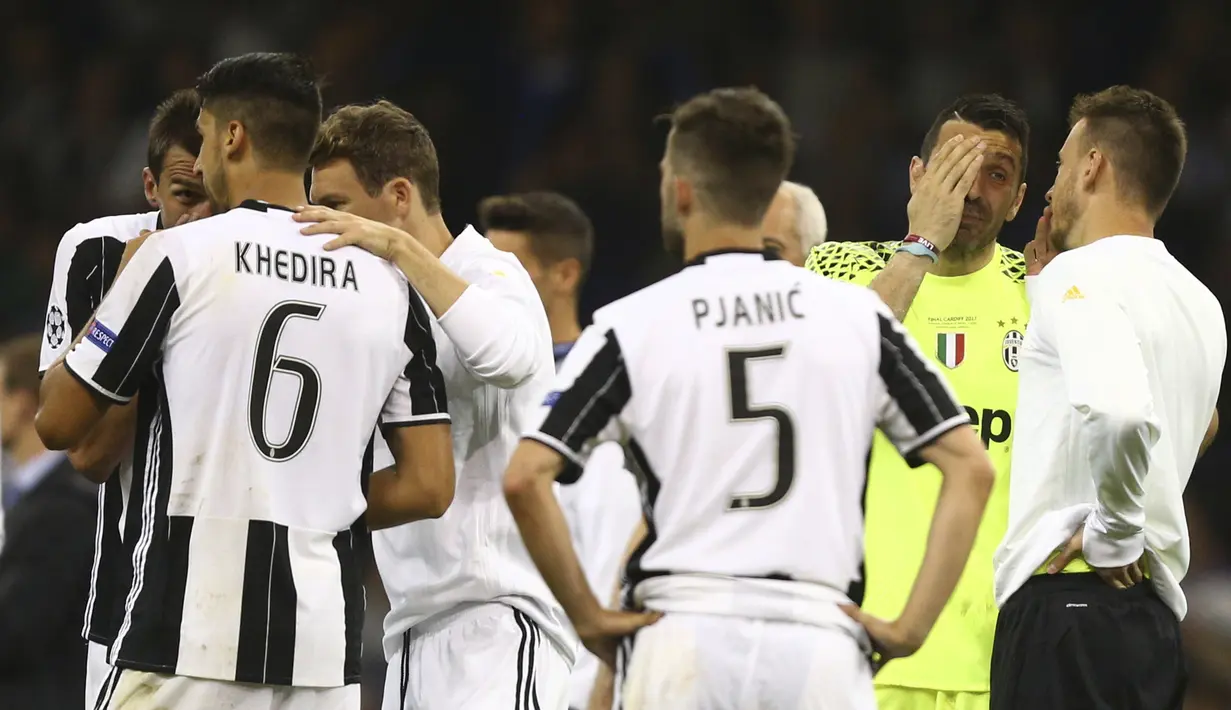 Gianluigi Buffon (2kanan) saat berbincang dengan rekannya usai laga final Liga Champions melawan Real Madrid di Millennium Stadium, Cardiff, Wales (3/6/2017). Juventus kalah 1-4. (AP /Dave Thompson)