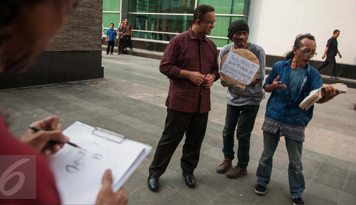 Gubernur DKI Jakarta terpilih, Anies Baswedan disambut pembacaan puisi oleh sastrawan setibanya di Pusat Dokumentasi Sastra (PDS) HB Jassin, Jakarta Pusat, Selasa (16/5). Anies meninjau koleksi karya-karya sastra yang ada. (Liputan6.com/Gempur M Surya)