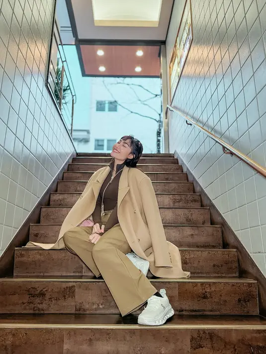 Dalam salah satu penampilannya, ia memilih knit top mocca yang dipadukan dengan long coat dan long pants warna caramel. Kombinasi warna ini tidak hanya terlihat hangat dan mewah, tetapi juga sangat relevan dengan tren terkini.