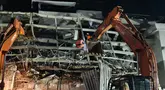 Tim SAR mencari korban yang masih tertimbun reruntuhan bangunan akibat ledakan gas pipa tanam di di Komplek Grand Polonia Medan, Kota Medan, Sumatera Utara, Senin (20/7/2026) malam. (Basarnas