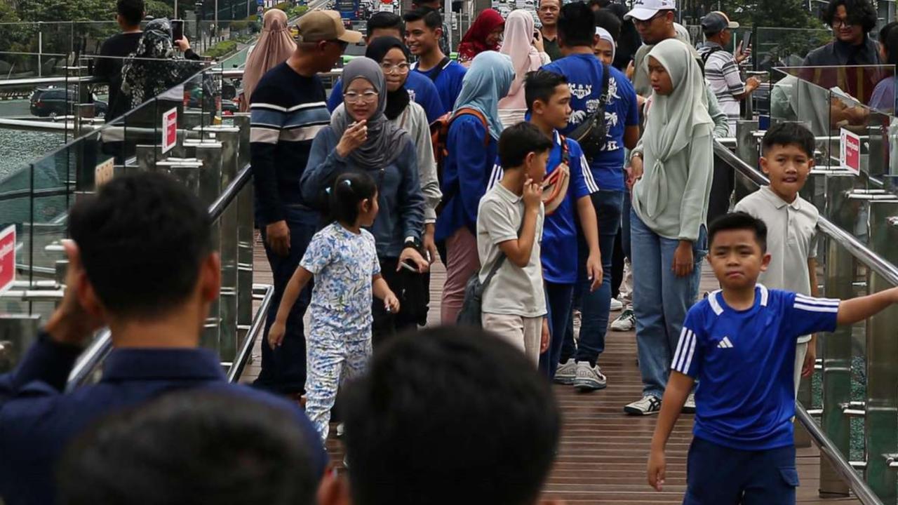 Anjungan Halte TransJakarta Bundaran HI Jadi Primadona Wisata Murah di Tengah Libur Isra Mikraj