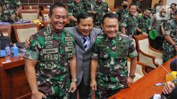 Menteri Pertahanan Prabowo Subianto merangkul KASAD Jenderal TNI Dudung Abdurachman dan Panglima TNI Jenderal Andika Perkasa saat Rapat Dengar Pendapat dengan Komisi I DPR RI, di Kompleks Parlemen, Jakarta, Senin (26/9/2022). Panglima TNI Jenderal Andika Perkasa hingga KSAD Jenderal Dudung Abdurachman hadir dalam rapat Komisi I DPR bersama Menhan Prabowo Subianto. (Liputan6.com/Angga Yuniar)