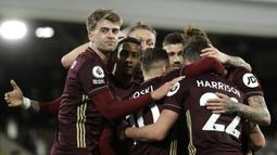 Para pemain Leeds United merayakan gol pertama ke gawang Fulham yang dicetak striker Patrick Bamford (kiri) dalam laga lanjutan Liga Inggris 2020/2021 pekan ke-29 di Craven Cottage, London, Jumat (19/3/2021). Leeds United menang 2-1 atas Fulham. (AP/Matt Dunham/Pool)