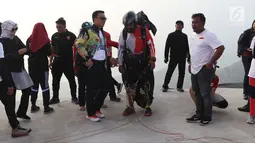 Menpora Imam Nahrawi (tengah) berbincang bersama atlet paralayang Indonesia saat meninjau latihan di kawasan Puncak, Cianjur, Jawa Barat, Kamis (26/7). Menpora juga meninjau kesiapan venue paralayang Asian Games 2018. (Liputan6.com/Helmi Fithriansyah)