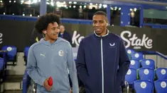 Pemain Everton, Ashley Young (kanan) berbincang dengan putranya, Tyler Young pada laga putaran ketiga Piala FA 2024/2025 melawan Peterborough United di Goodison Park, Liverpool, Inggris, Jumat (10/01/2025) WIB. (AP Photo/PA/Peter Byrne)