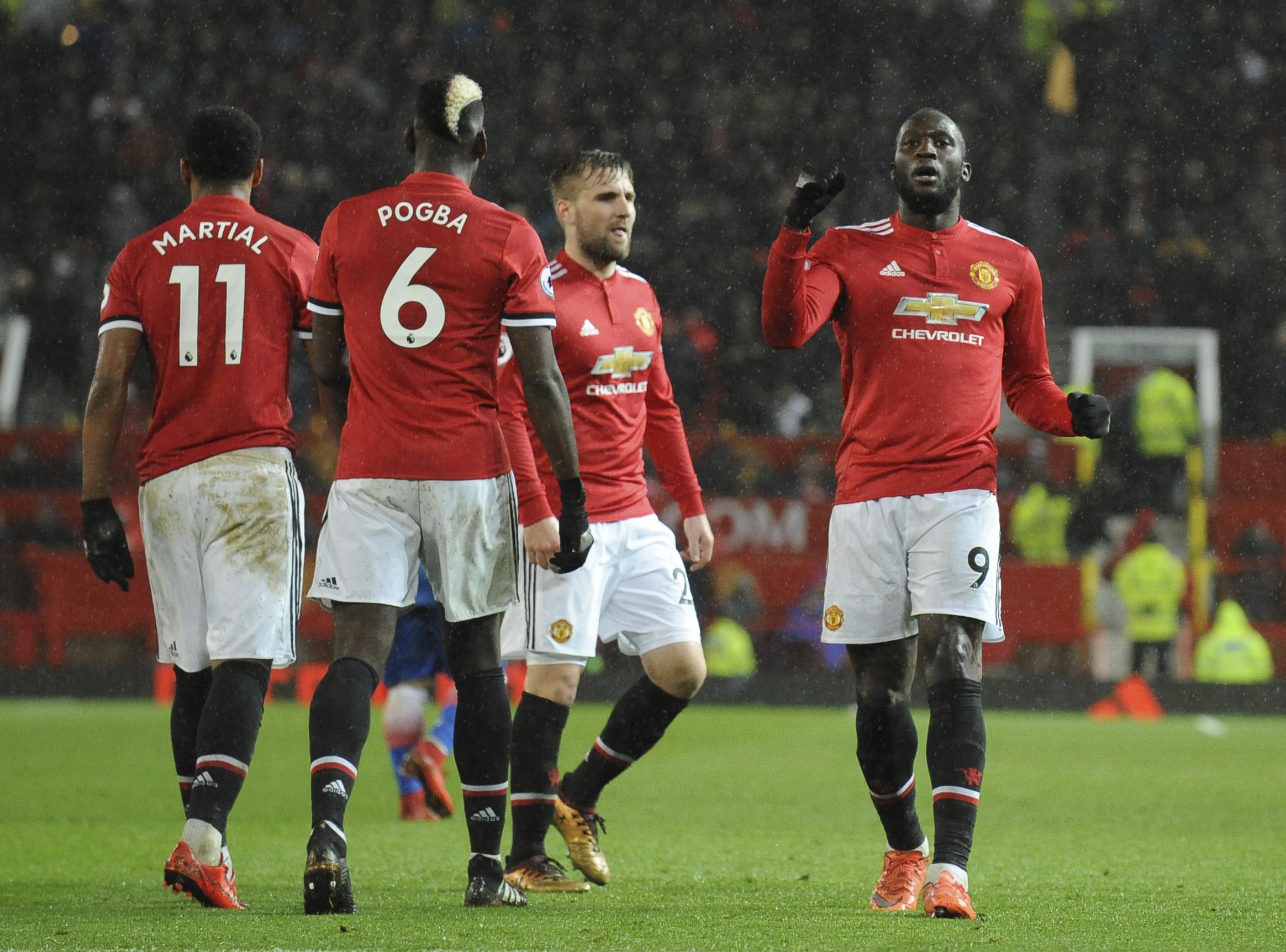 Striker Manchester United (MU) Romelu Lukaku merayakan gol ke gawang Stoke City dalam lanjutan Liga Inggris di Old Trafford, Selasa (16/1/2018). MU menang 3-1. (AP Photo/Rui Vieira)