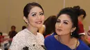 Penyanyi Krisdayanti dan pedangdut Kristina terlihat menghadiri perayaan ulang tahun anak pedangdut Ayu Ting Ting, Bilqis Khumairah Razak, yang ke-3 di sebuah hotel di kawasan Margonda, Depok, Minggu (8/1). (Liputan6.com/Herman Zakharia)