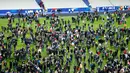 Penonton menunggu di lapangan stadion Stade de France di Seine-Saint-Denis, Paris (13/11). Serangan terjadi saat Timnas Prancis sedang menjamu Jerman dalam pertandingan persahabatan. AFP (PHOTO/Matthieu ALEXANDRE)
