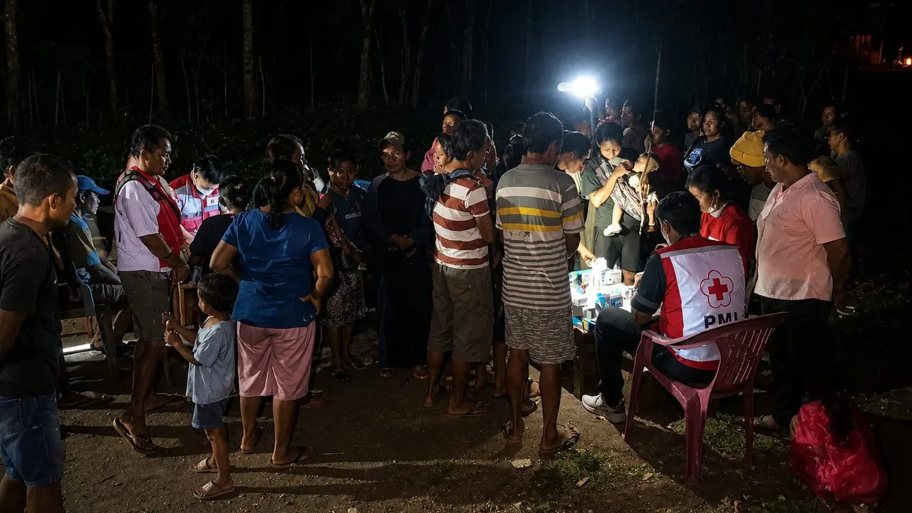Tim medis Palang Merah Indonesia (PMI) memberikan pelayanan kesehatan kepada warga terdampak gempa NTT (Istimewa)
