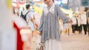 Cocok buat jalan-jalan, kombinasikan plaid blouse dengan plisket skirt. (Instagram/biancakartika).