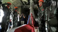 Anggota Paskhas memberikan penghormatan terakhir kepada jenazah Jenderal TNI (Purn) George Toisutta sebelum diterbangkan ke Makassar di dalam pesawat Hercules di Lanud Halim Perdanakusuma, Jakarta, Rabu (12/6/2019). (merdeka.com/Iqbal S. Nugroho)