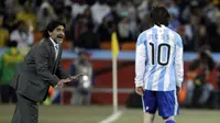 Diego Maradona saat memberikan instruksi kepada pemain Argentina Lionel Messi selama pertandingan sepak bola babak 16 besar Piala Dunia antara Argentina dan Meksiko di Soccer City di Johannesburg, Afrika Selatan. Maradona meninggal karena serangan jantung