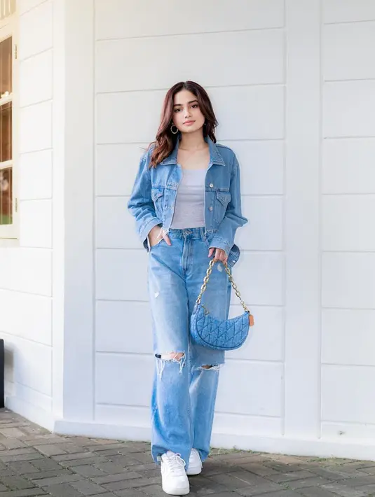 Cantiknya Syifa Hadju dengan tampilan kasualnya mengenakan denim on denim. Syifa memadukan inner abu-abu dengan cropped jacket dan celana panjang denim yang serasi. [Foto: Instagram/syifahadju]