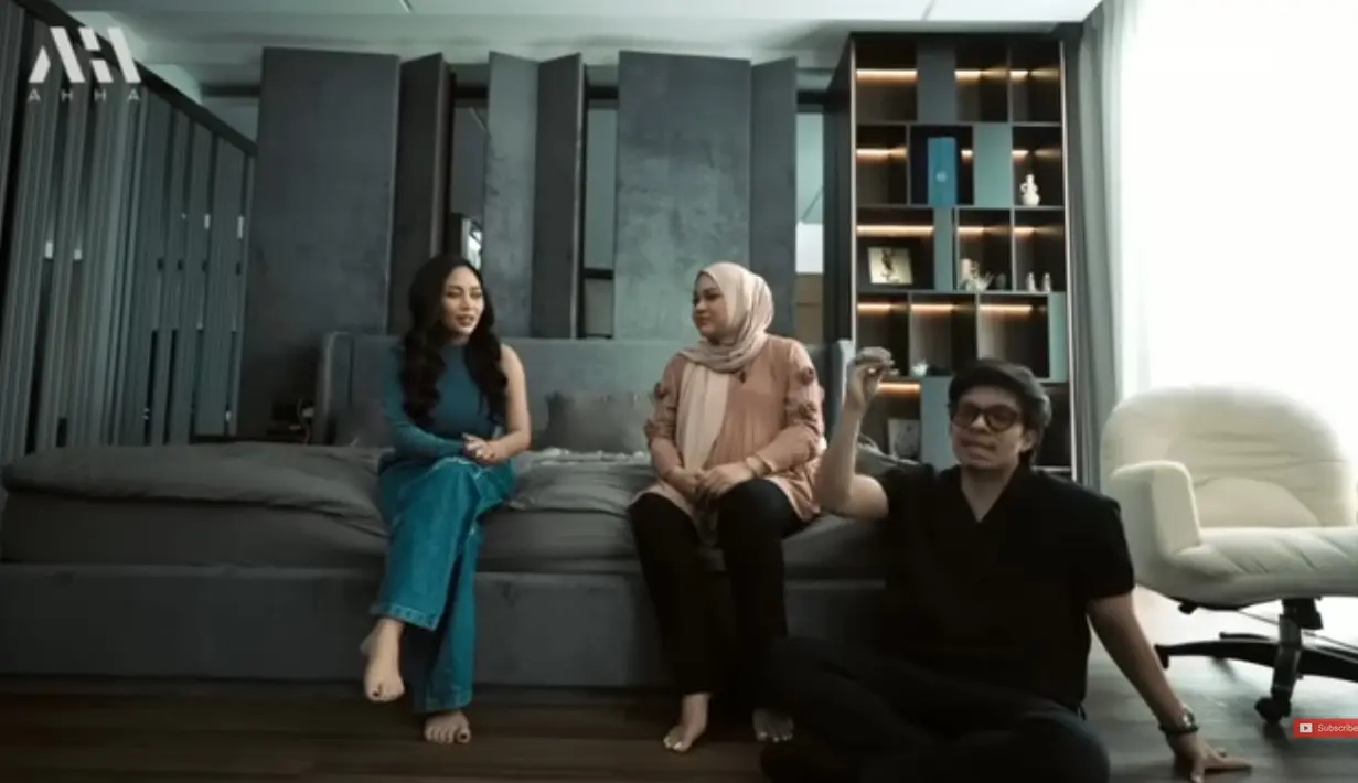 Rachel Vennya akhirnya menempati rumah yang baru saja selesai renovasi. Berikut rumah mewah yang ditempati bersama dua anaknya. Berikut potretnya yang diambil dari tangkapan layar kanal Youtube Atta Halilintar. [Youtube/AH]