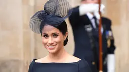 Duchess of Sussex, Meghan Markle tersenyum saat tiba menghadiri kebaktian di Westminster Abbey, London, (10/7). Kebaktian ini digelar untuk memperingati 100 tahun Angkatan Udara Kerajaan Inggris. (AFP Photo/Chris J Ratcliffe)
