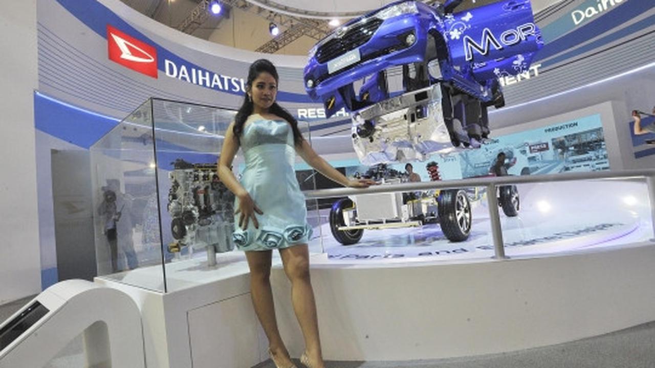 Aduhai model-model seksi hiasi pameran otomotif GIIAS 2015