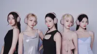 Sony mengumumkan varian warna baru Smoky Pink hasil kolaborasi dengan LE SSERAFIM. (Dok: Sony)