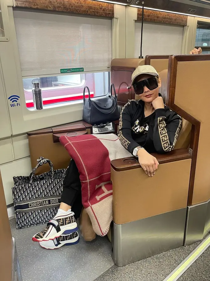 Inul Daratista naik kereta api ditemani selimut Hermes. (Foto: Dok. Instagram @inul.d)