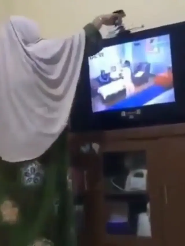 emak-emak emosi saat nonton sinetron