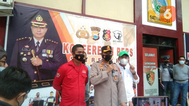 Kapolres Gowa, AKBP Tri Goffarudin Pulungan umumkan penetapan tersangka anggota Satpol PP (Liputan6.com/Fauzan)