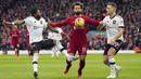 Pemain Liverpool, Mohamed Salah (tengah) berebut bola dengan pemain Manchester United, Fred (kiri) dan Diogo Dalot (kanan) pada laga pekan ke-26 Liga Inggris 2022/2023 yang berlangsung di Anfield, Liverpool, Senin (06/03/2023) WIB. (AP Photo/Jon Super)