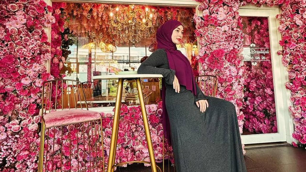 Deretan Potret Cantik Zaskia Gotik Dalam Balutan Hijab, Reaksi Nikita Mirzani Saat Bertemu Diluar Dugaan