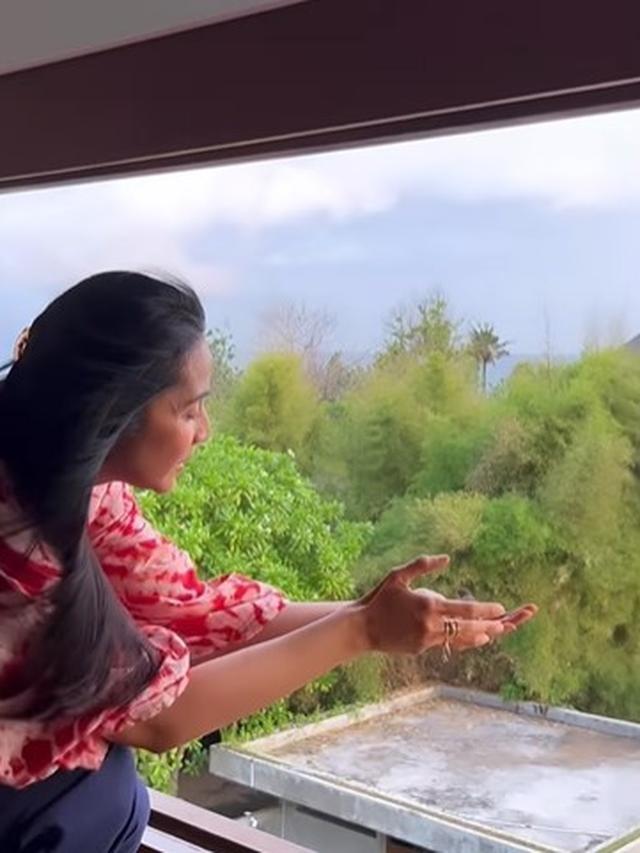Maudy Koesnaedi selamatkan burung kecil (Instagram/maudykoesnaedi)