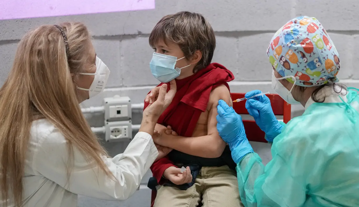 Seorang anak menerima dosis vaksin COVID-19 Pfizer-BioNTech untuk anak-anak berusia 5 - 11 tahun di Roma, Rabu (16/12/2201). Italia telah mulai memvaksinasi anak-anak berusia 5-11 tahunsaat pemerintah bersiap menghadapi penyebaran varian omicron selama musim liburan. (AP Photo/Andrew Medichini)