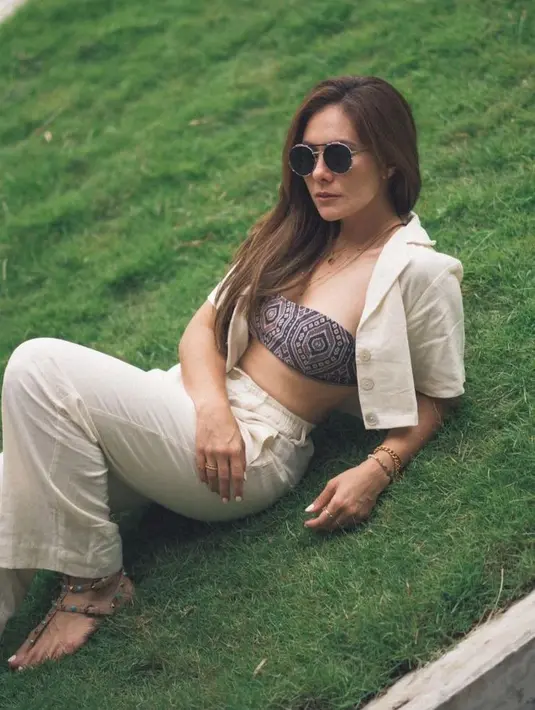 Tampil seksi, Wulan Guritno memadukan bra top dengan cropped blazer dan pants warna senada, Untuk inner, aktris ini memilih bra top bermotif. (Instagram/wulanguritno).