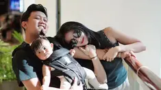Kerja sekaligus liburan, mungkin inilah yang kini tengah dijalani oleh Denny Caknan. Setelah manggung, kini dalam media sosial Instagramnya palantun lagu Kartonyono Medot Janji ini mengunggah momen serunya di Taipei Mall bersama Bella Bonita dan baby Cunda. (Liputan6.com/IG/@denny_caknan)