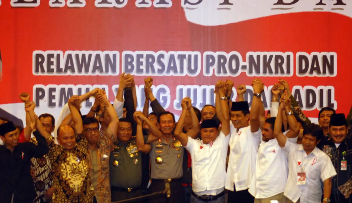 Usai deklarasi damai jelang pengumuman pemenang pilpres 2014, Panglima TNI Jenderal Moeldoko dan Kepala Polri Jenderal Sutarman serta para relawan berfoto bersama. (20/7/14) (Liputan6.com/Miftahul Hayat)