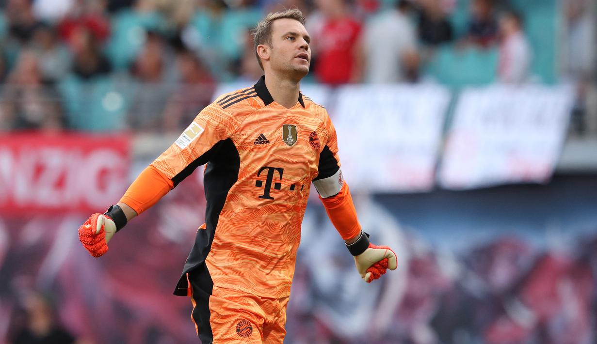 Manuel Neuer. Kiper Timnas Jerman yang kini memasuki musim ke-11 bersama Bayern Munchen di Liga Jerman ini kini berusia 35 tahun, 10 bulan dan 27 hari. Ia masih lebih tua dari pelatih Bayern Munchen saat ini, Julian Nagelsmann yang kini menginjak usia 34 tahun dan 7 bulan. (AFP/Ronny Hartmann)