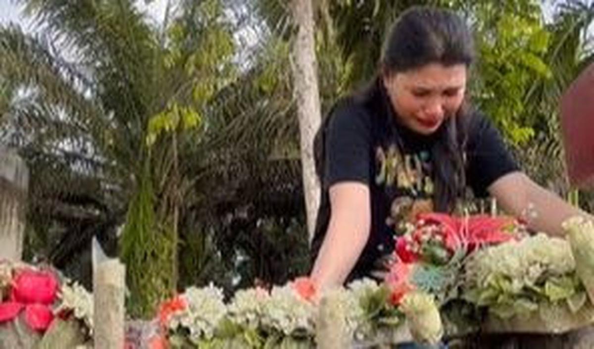 "Ketahuilah sayang, walaupun dari jauh aku disini selalu merindukanmu. Doaku selalu bersamamu. Dan aku percaya kau selalu bersamaku," tulis Vera.
