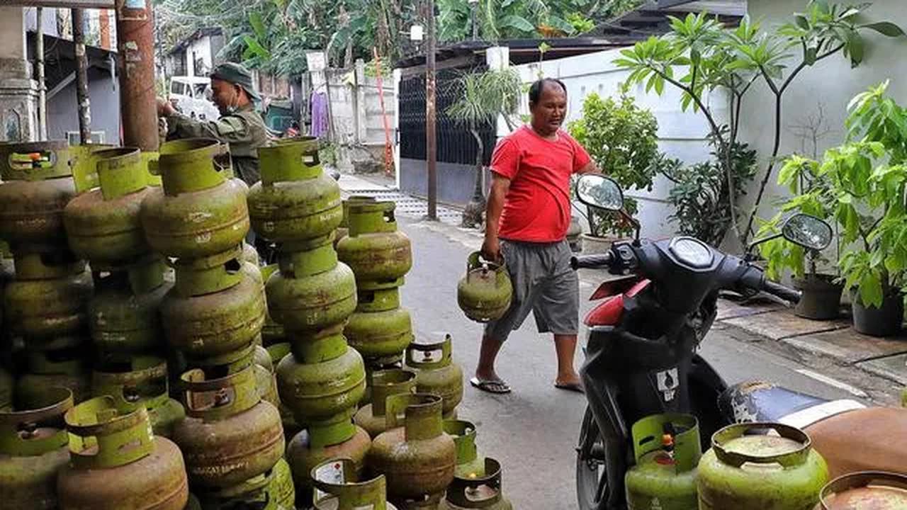 Kondisi tidak tepat sasaran itulah yang menurut dia, saat ini terus dibenahi, termasuk dari sisi pengawasan. Kemudian tak kalah penting adalah penerapan budaya malu pada masyarakat.