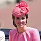 Kate Middleton menaiki kereta kuda saat parade Trooping the Color di London, Inggris, Sabtu (17/6). Untuk parade yang digelar dalam rangka perayaan resmi ulang tahun Ratu Elizabeth itu, Kate Middleton mengenakan busana serba pink. (Chris J Ratcliffe/AFP)