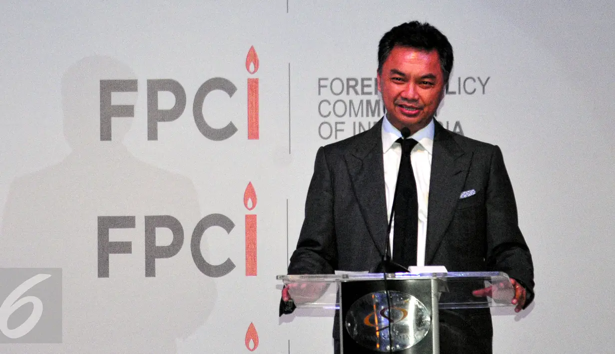 Pimpinan FPCI Dino Patti Djalal saat memberikan sambutan dalam acara  FPCI di Hotel Sahid Jakarta, Jumat (12/6/2015). FPCI menilai Moeldoko telah ikut andil menjaga perdamaian dunia. (Liputan6.com/Yoppy Renato)