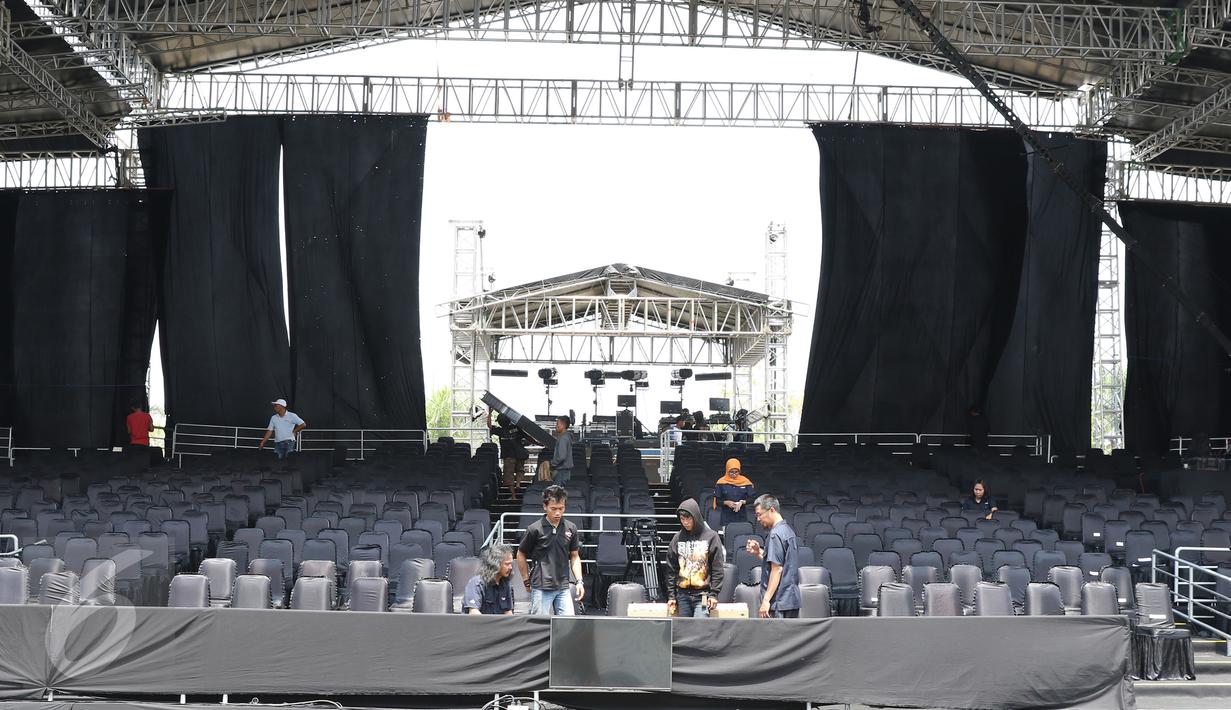 Sejumlah orang melakukan persiapan panggung jelang perhelatan malam puncak Festival Film Bandung (FFB) 2015 di Monumen Perjuangan Rakyat, Bandung, Sabtu (12/9/2015). (Liputan6.com/Herman Zakharia)