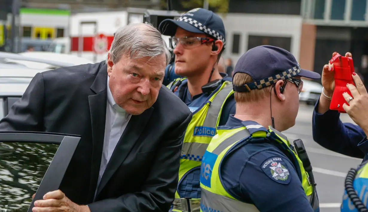 Tokoh Katolik Australia, Kardinal George Pell saat akan menjalani sidang dugaan pelecehan seksual di Melbourne, Rabu (2/4). Peradilan dilangsungkan di Melbourne Magistrate Court. (AP Photo/Asanka Brendon Ratnayake)