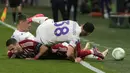 Gelandang Olympiakos, Kostas Fortounis (tengah) terjatuh usai perebutan bola dengan pemain Fiorentina, Rolando Mandragora (kanan) dan Andrea Belotti pada laga final Europa Conference League 2023/2024 di OPAP Arena, Athena, Yunani, Rabu (29/5/2024). (AP Photo/Thanassis Stavrakis)