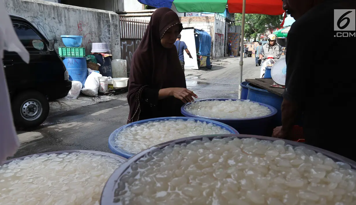 Pembeli melihat kolang kaling di Tanah Abang, Jakarta, Kamis (24/5). Kolang kaling tersebut di jual per kilo seharga Rp 13 ribu dan menjadi buah khas saat Ramadan. (Liputan6.com/Angga Yuniar)