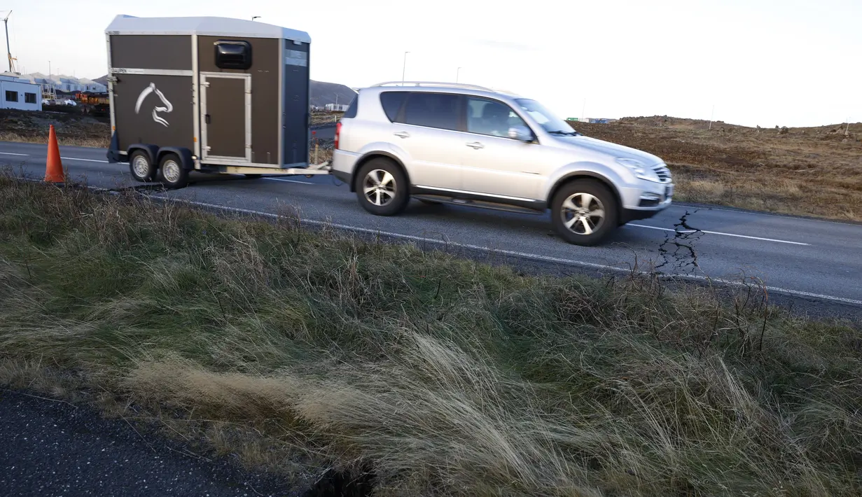 Penduduk Grindavik, sebuah kota di barat daya Islandia, sempat diizinkan untuk kembali ke rumah mereka pada hari Senin (13/11). (AP Photo/Brynjar Gunnarsson)