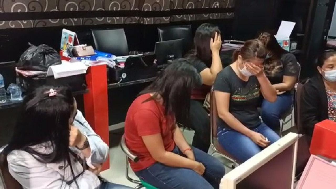 Polisi menangkap muncikari dan PSK di Bojonegoro. (Ahmad Adiri/Liputan6.com)