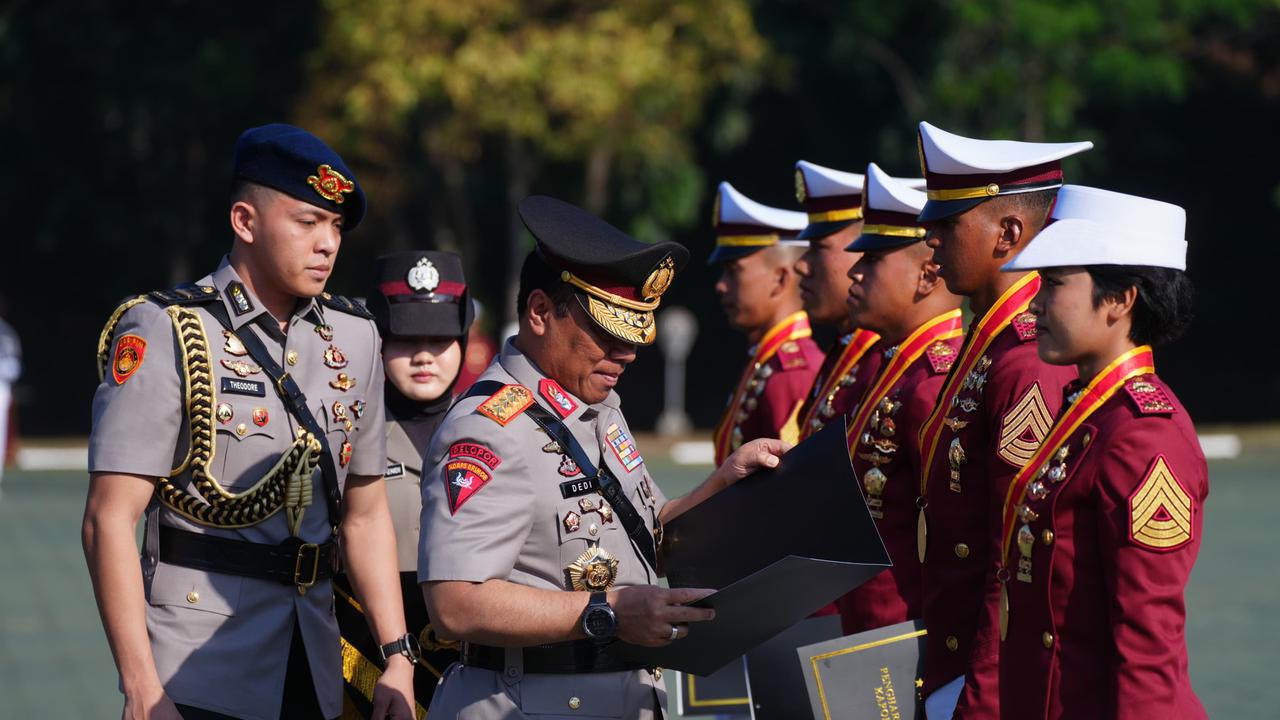 Wakapolri Komjen Dedi Prasetyo pimpin Upacara Penutupan Pendidikan Polri di Lapangan Bhayangkara, Akademi Kepolisian, Semarang, Jumat (10/7).