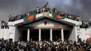 Ribuan pengunjuk rasa Bangladesh melanggar jam malam dan menyerbu istana Perdana Menteri di ibu kota Dhaka setelah muncul laporan bahwa Sheikh Hasina telah mengundurkan diri dan meninggalkan negara itu. (K M ASAD / AFP)