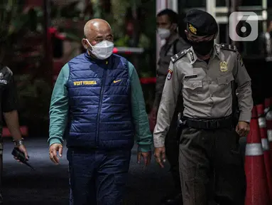 Wali Kota Bekasi Rahmat Effendi tiba di gedung KPK usai ditangkap dalam operasi tangkap tangan (OTT), Rabu (5/1/2022) malam. Rahmat Effendi alias Bang Pepen tiba di Gedung Merah Putih KPK sekitar pukul 22.51 WIB dengan didampingi petugas KPK dan kepolisian. (Liputan6.com/Faizal Fanani)