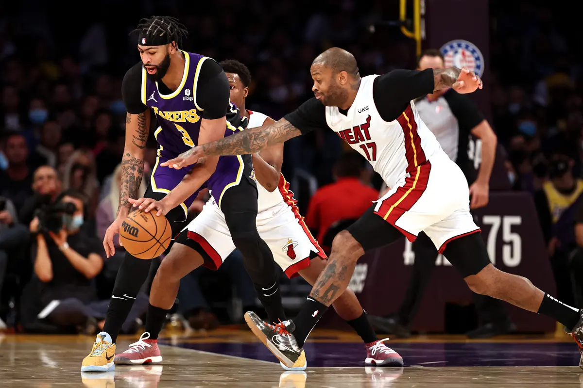 Pemain Lakers Anthony Davis berduel dengan pemain Heat PJ Tucker pada lanjutan NBA