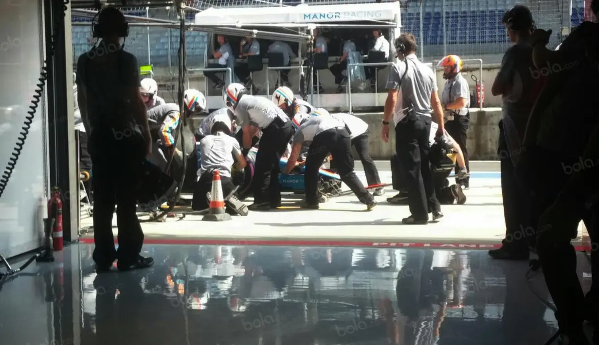 Tim Teknisi Manor Racing berpacu dngan waktu saat menyiapkan mobil MRT 05 milik Rio Haryanto di paddock saat menjalani free practice ke-2 di Sirkuit Red Bull Ring, Austria, (1/7/2016). (Bola.com/Reza Khomaini)