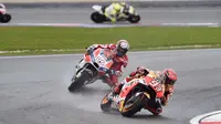 Pebalap Repsol Honda, Marc Marquez (depan), bertarung dengan rider Ducati, Andrea Dovizioso, pada balapan MotoGP Malaysia di Sirkuit Sepang, 29 Oktober 2017. (Motorsport)