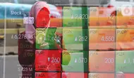 Pejalan kaki melintas dekat layar pergerakan Indeks Harga Saham Gabungan (IHSG) di kawasan Jakarta, Senin (13/1/2020). IHSG menguat 0,34 persen atau 21 poin ke level 6.296 pada penutupan perdagangan Senin (13/1) sore ini. (Liputan6.com/Angga Yuniar)